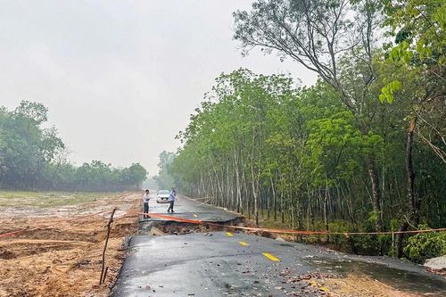 Bình Dương: Đường bất ngờ sạt lở sau cơn mưa, 2 người lọt xuống hố