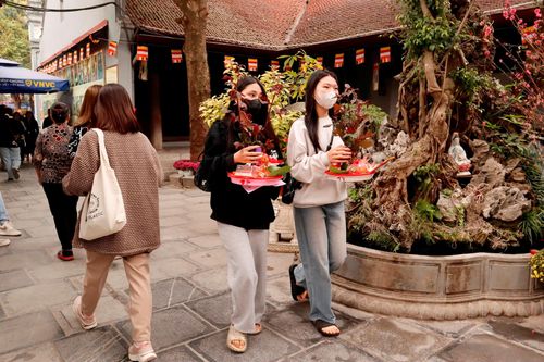Người trẻ đổ về chùa Hà cầu duyên trước dịp lễ tình nhân 14/2