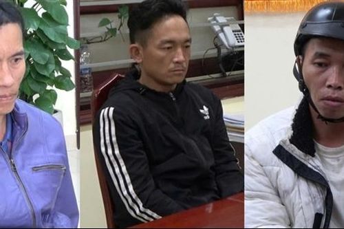 Kiểm tra xe ô tô trong đêm, lộ diện 'bọc lạ' người ngồi sau