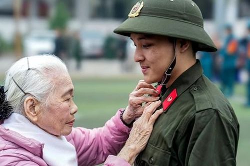 Bà nội 90 tuổi tiễn cháu trai tham gia nghĩa vụ CAND