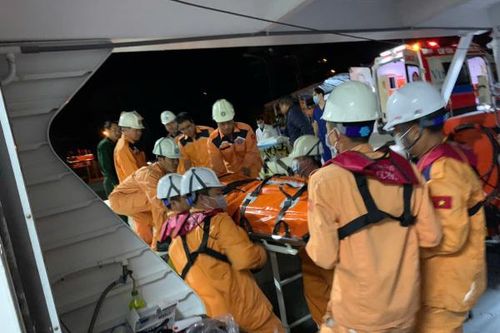 Tàu Việt Nam cứu nạn kịp thời thuyền viên Hàn Quốc gặp nạn trên biển