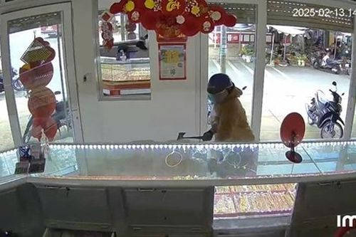 Truy bắt kẻ táo tợn dùng búa đập phá tủ, cướp tiệm vàng ở Lâm Đồng