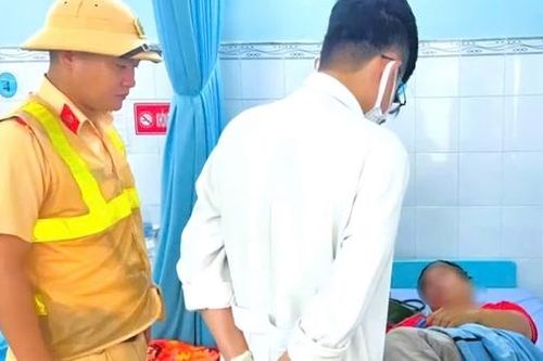 CSGT kịp thời hỗ trợ cứu người đàn ông bất tỉnh ven đường