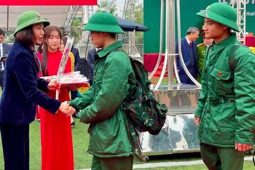 170 thanh niên ưu tú huyện Hoài Đức lên đường nhập ngũ
