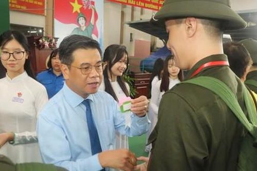 Thanh niên Quận 3 hăng hái lên đường làm nhiệm vụ thiêng liêng