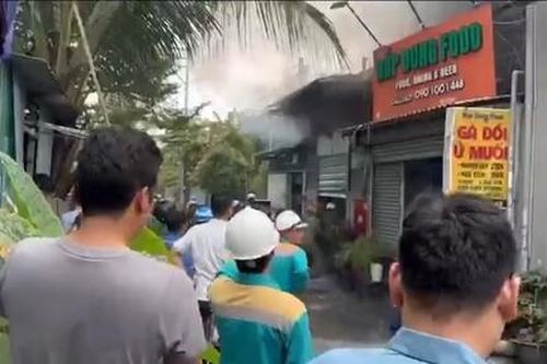Cảnh sát PCCC phá hai lớp cửa dập lửa bùng phát trong nhà dân ở Quận 12