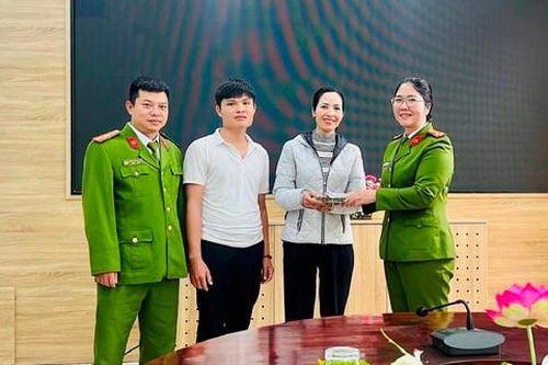 Thanh niên nhặt được 54,6 triệu đồng ở ATM, liền nộp công an để trả lại người đánh rơi