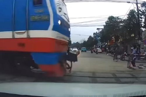 Kỷ luật 3 nhân viên quên kéo gác chắn khi tàu chạy qua ở Huế