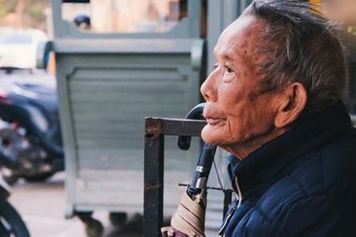 Có 2 quý tử, ông cụ 70 tuổi vẫn chi 7 triệu/tháng thuê tôi đến viện dưỡng lão thăm nom mỗi tháng 1 lần