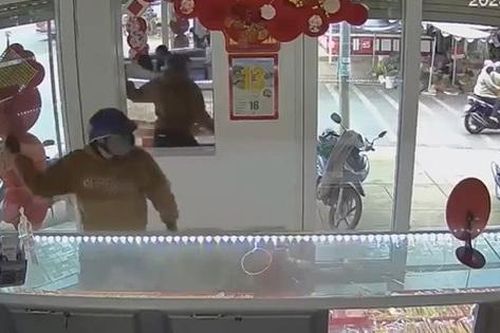 Tin tối 13/2: 'Buồn' chuyện gia đình, người phụ nữ lên mạng tâm sự bị lừa hơn 1,7 tỷ đồng; Clip cướp tiệm vàng táo tợn ở Lâm Đồng