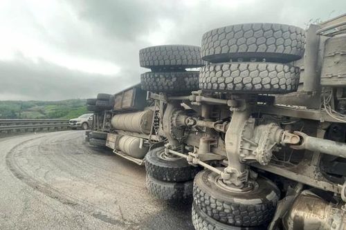 Xe chở gỗ lật ngang, đường lên Cửa khẩu La Lay tiếp tục ách tắc