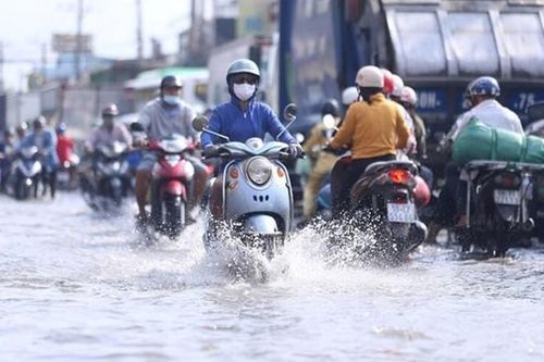 Chuyên gia nói về mưa trái mùa bất thường ở Nam Bộ