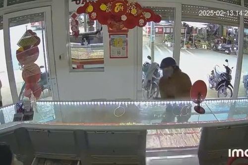 Kẻ bịt mặt dùng búa đập tủ kính cướp tiệm vàng giữa ban ngày