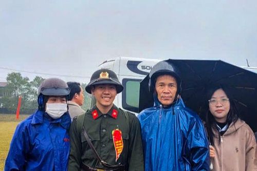 Người thân 'đội mưa' tiễn tân binh lên đường nhập ngũ