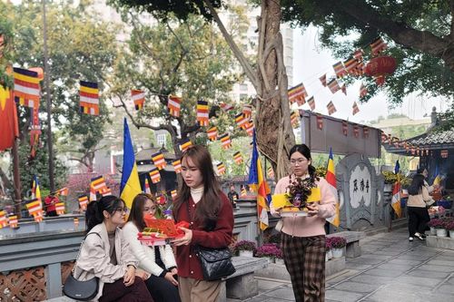 Đến Chùa Hà chiêm bái trong ngày Valentine