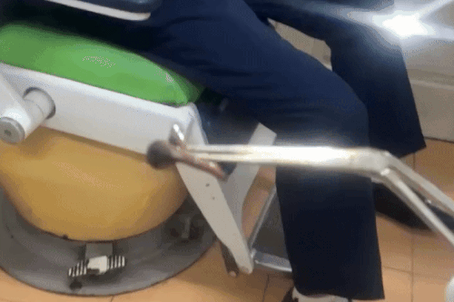 Con đỉa dài 8 cm ngoe nguẩy được gắp ra từ hốc mũi bệnh nhân