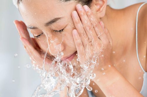 Rửa mặt bằng nước ấm hay lạnh da mới đẹp?