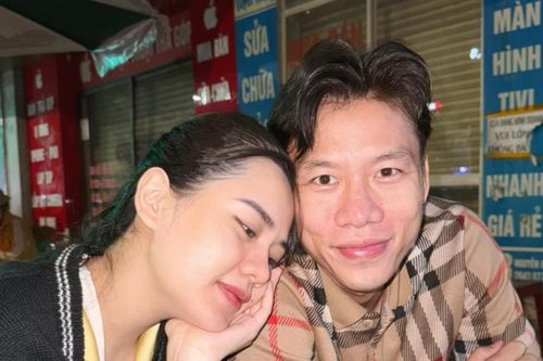 Thủ môn Đình Triệu đăng ảnh đặc biệt mừng Valentine, Quế Ngọc Hải dành lời lẽ ngọt ngào như thơ tặng bà xã