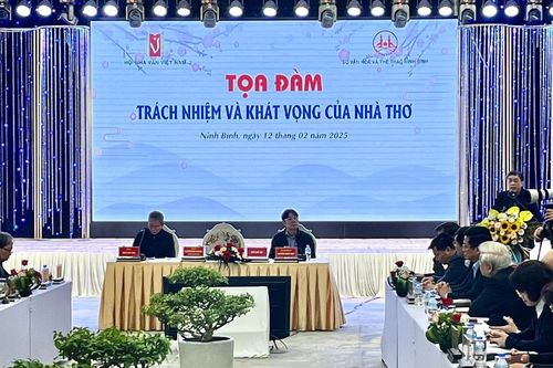 Tọa đàm 'Trách nhiệm và khát vọng của nhà thơ': Suy cho cùng, 'thơ cần có ích'