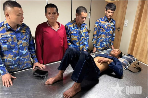 Tàu 637 thăm khám ngư dân nghi bị đau ruột thừa trên biển