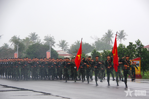 Gặp mặt, kiểm tra, động viên đội hình luyện tập diễu binh, diễu hành kỷ niệm 50 năm Ngày giải phóng miền Nam