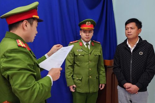 Tiêu 'cháy' tiền hàng