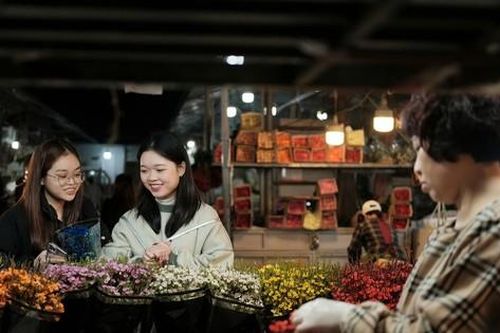 Bạn trẻ mua hoa lúc nửa đêm tặng người yêu ngày Valentine