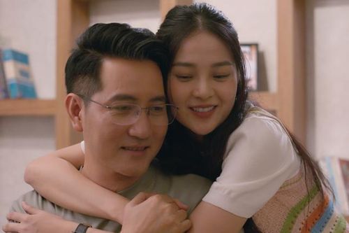 'Đại gia ngầm showbiz Việt' Nguyễn Phi Hùng hôn bạn diễn kém 21 tuổi: 'Có chút dao động như mối tình đầu'
