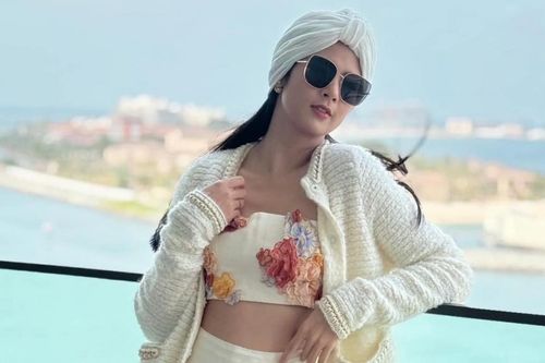 Sao Việt: Hoa hậu Ngọc Hân gây ấn tượng với phong cách thời trang khi đi du lịch