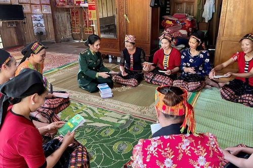 Học tiếng đồng bào để đáp ứng yêu cầu nhiệm vụ