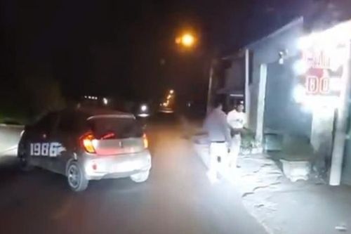 Nhóm người dừng xe giữa đường rồi ném đá ô tô ở TP HCM