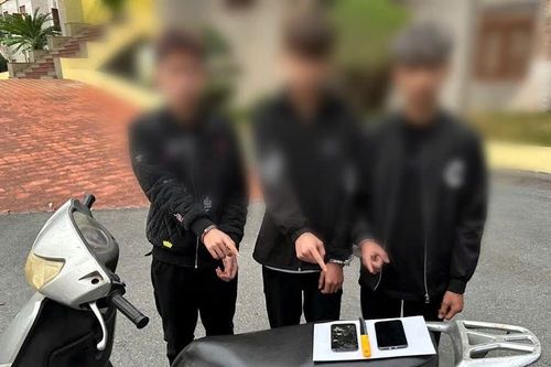 Nhóm cướp 'nhí' mang dao cướp tài sản người đi đường Hà Nội