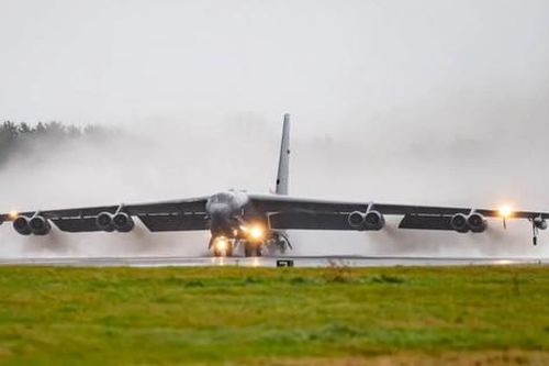 Hai 'pháo đài bay' B-52 của Mỹ hạ cánh tại Vương quốc Anh
