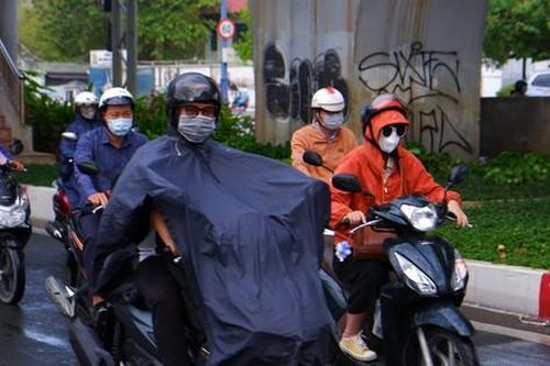 TPHCM mây mù, mưa trái mùa trong ngày