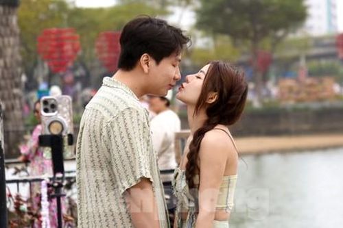 Khóa tình yêu trên cây cầu đặc biệt ở Đà Nẵng dịp Valentine