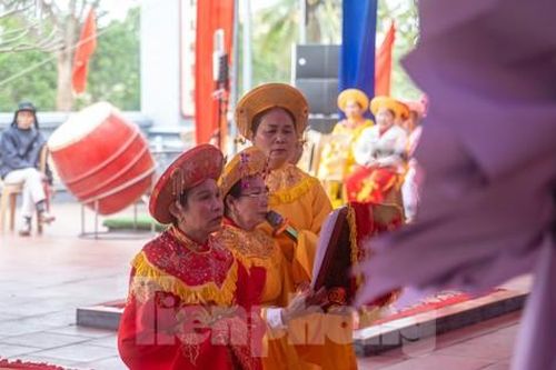 Người dân đổ ra đình xem lễ hội Đại kỳ phúc