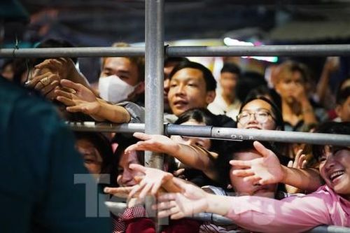 Xuyên đêm chờ xô giàn, lấy lộc ở lễ hội Làm Chay