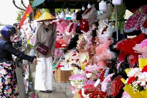 Valentine ở Đà Nẵng: Hoa quà mòn mỏi 'ngóng' khách