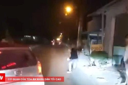 Người đàn ông táo tợn ném đá vỡ kính ô tô ở TP.HCM