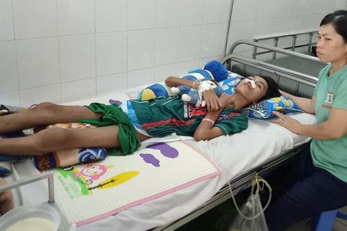 Nỗi ân hận của người cha có con trai bị sởi biến chứng viêm não, mất dần ý thức