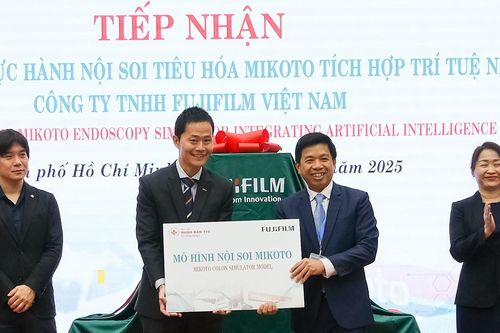 Fujifilm tặng mô hình mô phỏng thực hành nội soi cho Bệnh viện Nhân dân 115