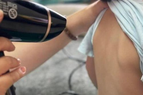 Bác sĩ cảnh báo nguy hiểm khi dùng máy sấy tóc giúp trẻ 'vượt' ốm