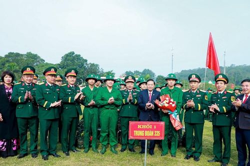 Chủ tịch UBND tỉnh Nghệ An động viên thanh niên Nam Đàn lên đường nhập ngũ