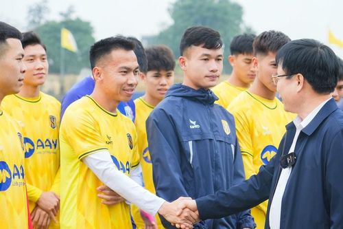 Lãnh đạo tỉnh Nghệ An động viên tinh thần đội bóng Sông Lam Nghệ An