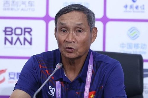 Huấn luyện viên Mai Đức Chung được phong tặng danh hiệu Anh hùng Lao động