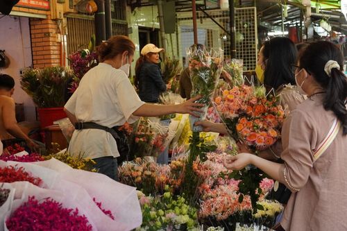 TP Hồ Chí Minh: Hoa tươi và socola hút khách trong ngày lễ Valentine 14/2