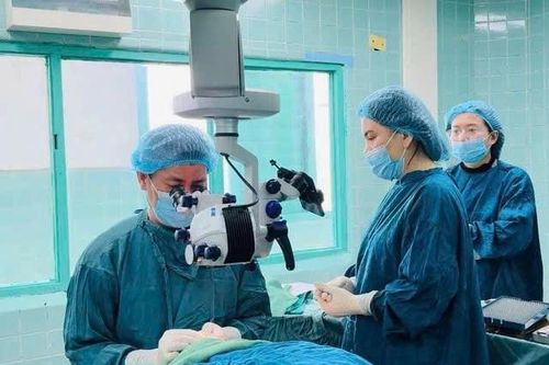 Lần đầu tiên ứng dụng keo dán sinh học trong phẫu thuật mắt tại một bệnh viện ở Quảng Bình