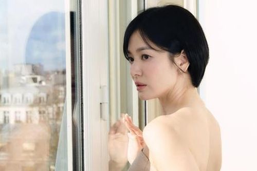 Song Hye Kyo khoe lưng trần quyến rũ ở tuổi 43
