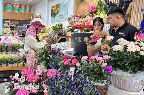 Nhộn nhịp thị trường hoa, hộp quà 'Baby Three' dịp Valentine