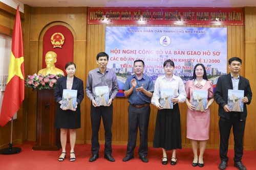 UBND TP. Nha Trang: Công bố và bàn giao hồ sơ 6 đồ án quy hoạch phân khu tỷ lệ 1/2.000